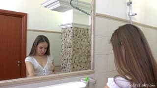 Młoda Gretta pod prysznicem jebie pizdę dildo