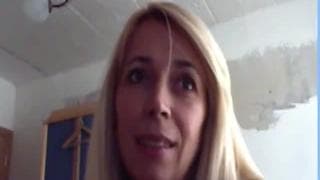 Dojrzałą blondyna pokazuje swoje ciało