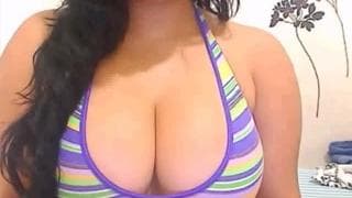 Brunetka z ogromnymi cycami pokaże je!