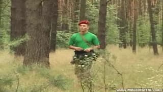 Gej - żołnierz wali sobie chuja w lesie