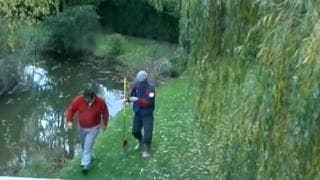 Zobaczyła facetów przez okno i poszła się z nimi rżnąć