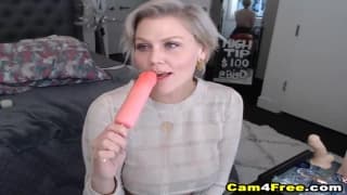 Blondyna ssie dildo, rżnie dużą pizdę i kusi cycami