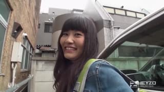 Młoda Azjatka chętnie oddaje temu kutasowi wszystko co ma