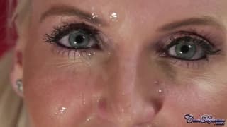 Słodką blondynkę wyrucha w klasie nauczyciel