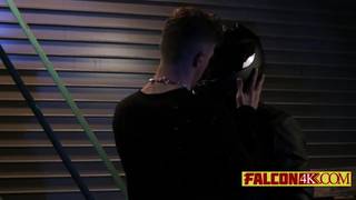 Ten twardy facet chce poczuć kutasa