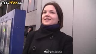 Ładna nastolatka godzi się na sprośny trójkąt!