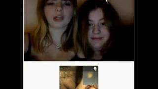 Starszy facet pokazuje nastolatkom swoją masturbację