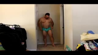 Gruby, niski gej chwali się kutasem