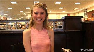 Słodka Charlotte może się masturbować wszędzie