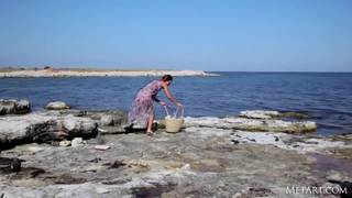 Śliczna nastoletnia dziewczyna spędza dzień na plaży