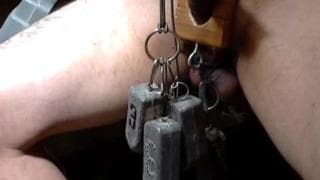 Wiesza na chuju ciężarki - taki fetysz