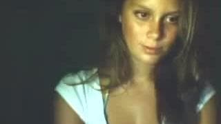 Ładna nastolatka wyjebie się palcami