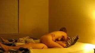 Dziwka ssie chuja i siada na nim głęboko