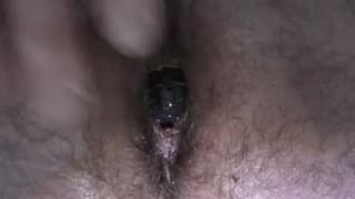 Ten gej masturbuje się seks zabawką