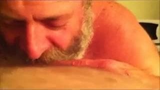 Starszy gej zmysłowo liże i ssie chuja
