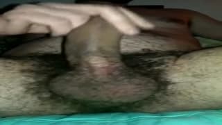 Owłosiony brunet wali chuja do wytrysku