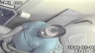 Gruby facet trzepie chuja w toalecie