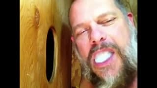 Stary gej liże chuja i stopę w dziurze!