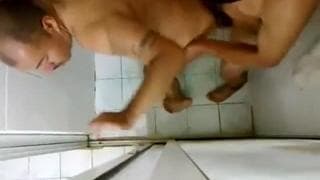 Rżnięcie dupy pod prysznicem do wytrysku