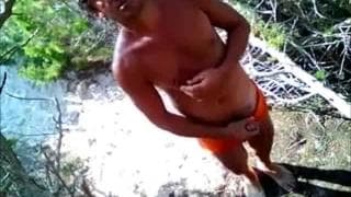 Nagi gej ekshibicjonsta pokaże chuja