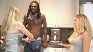 Angela Attison z koleżanką zachwycone czarnym chujem