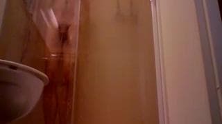 Sfilmowane pieszczoty pod prysznicem