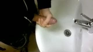 Młody emo wali dużego kutasa w łazience