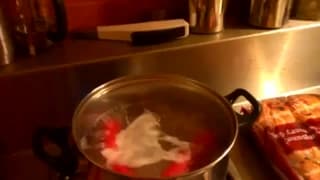 Gej używa różności domowych do analu!