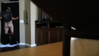 Ukryta kamera podgląda geja w kuchni