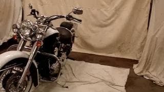 Facet ma sesję stripteasu przy motorze