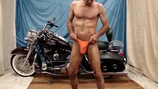 Rozbiera się i kusi nas swoim ciałem