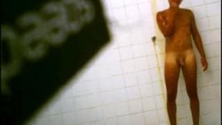 Oglądanie młodego geja pod prysznicem