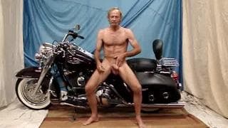 Dojrzały gej rozbiera się przed fetyszem