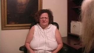 Gruba cycata dziwka pierdoli się z młodym chłopakiem