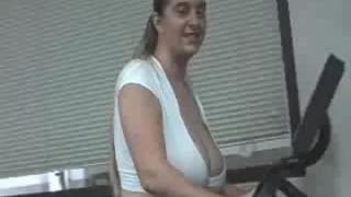 Ćwiczy na bieżni z cycami na wierzchu!