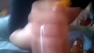 Obciągnie mu kutasa ubranego w kondom!