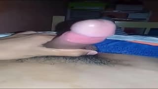 Młody facet trzepie kutasa i filmuje to