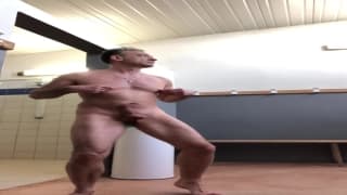 Ten gej wali chuja w publicznym prysznicu