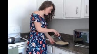 Napalone laleczki masturbują się dla nas