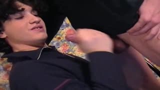 Dwaj młodzi chłopcy zabawią się chujami