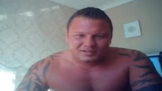 Muskularny wielki facet lubi się pokazać