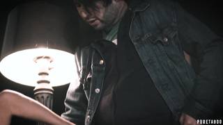 Napalony brunet wyjebie w dupę blondynę