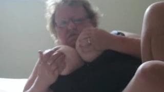 Stara owłosiona pizda zerżnięta w łóżku