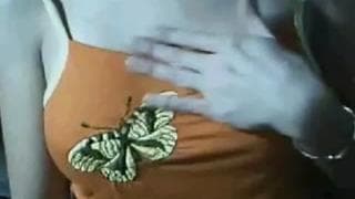 Zdejmie swój top i pokaże ładne cycki!