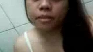 Gruba Azjatka w publicznej toalecie!