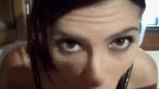 Ładna dziwka ssie jak gwiazda porno!