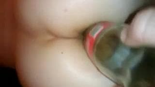 Wypierdoli ją w dupę butelką po coli!