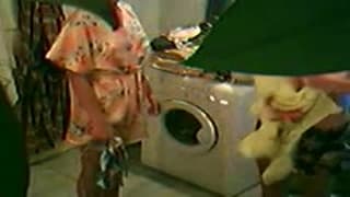 Lesbijki bawią się prysznicem w piwnicy