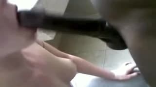 Ona wie, jak obciągać grubą czarną pałę!