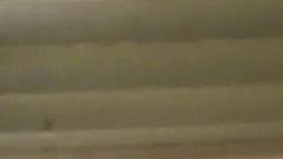 Podglądam nagą brunetkę przez żaluzje